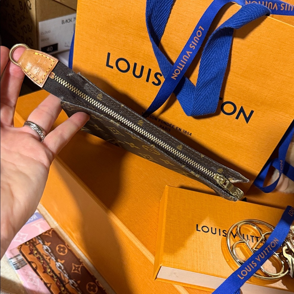 Louis Vuitton Monogram pouch - Picture 2 of 9